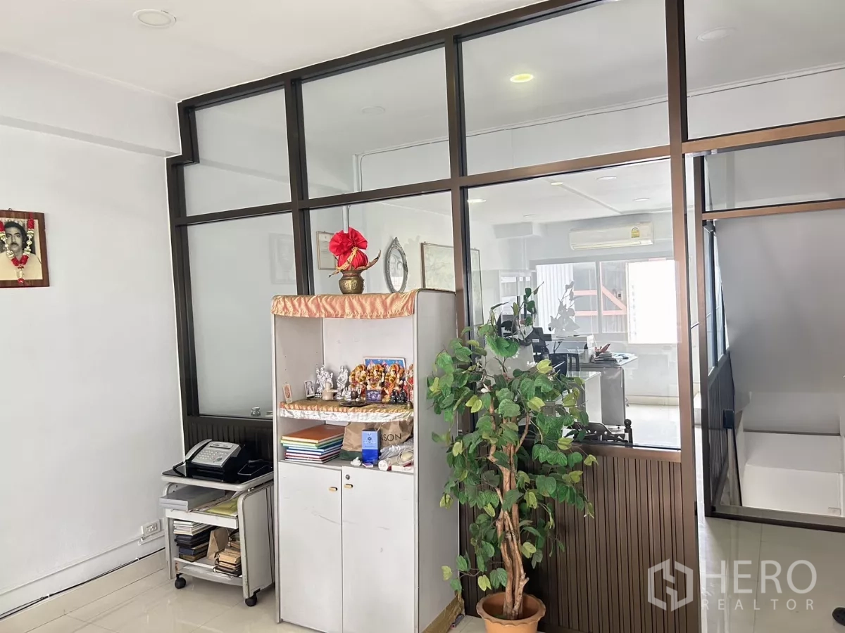 อาคารพาณิชย์ ให้เช่าหรือขายในHuai Khwang, Bangkok - โซนสำนักงานกั้นกระจก มีตู้เก็บของ ต้นไม้ภายใน และทางขึ้นบันได