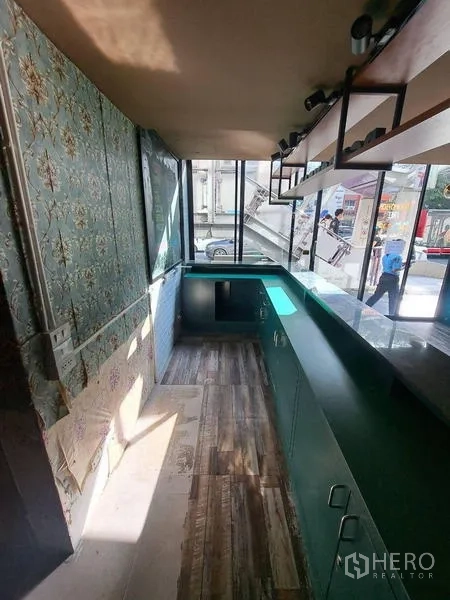 零售空间 出租在Bang Rak, Bangkok - 后勤备餐区，带窗操作台与储物架。