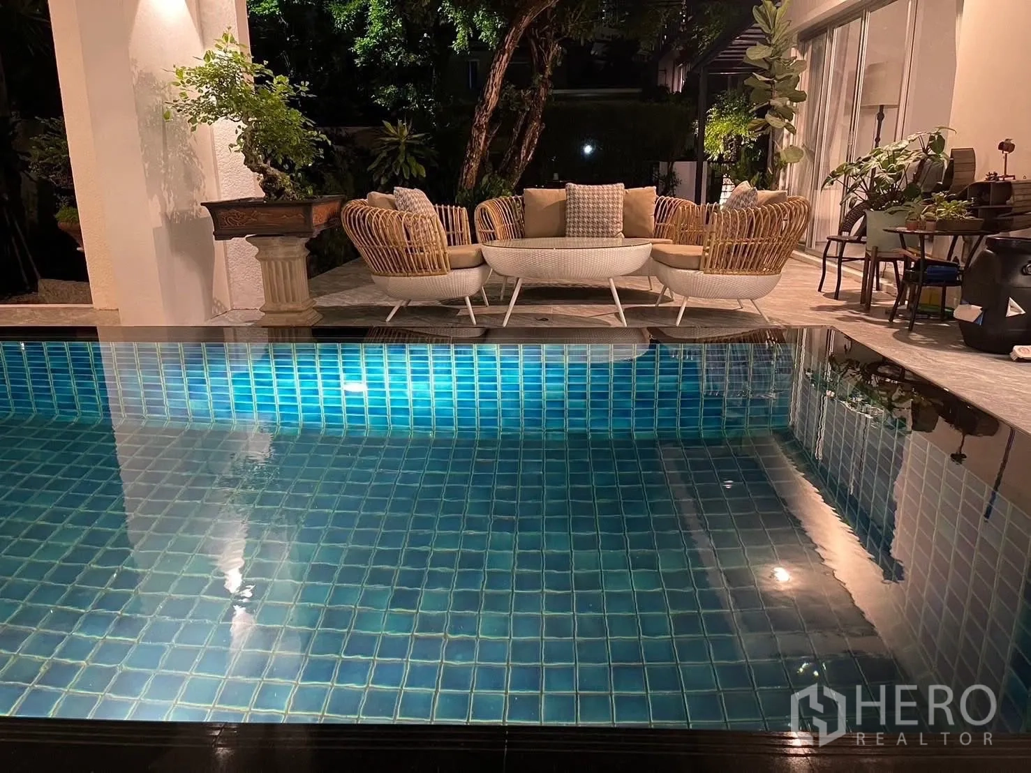 บ้าน ให้เช่าในSuan Luang, Bangkok - สระปูกระเบื้องสีน้ำเงิน เปิดไฟยามค่ำ