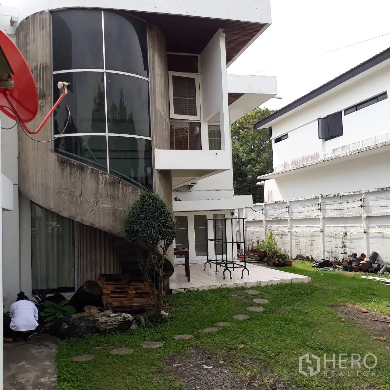 บ้าน ให้เช่าในKhlong Toei, Bangkok - บ้านเดี่ยวสไตล์โมเดิร์น ผนังกระจกโค้ง พร้อมเฉลียงและสนามหญ้า ในย่านพระโขนง