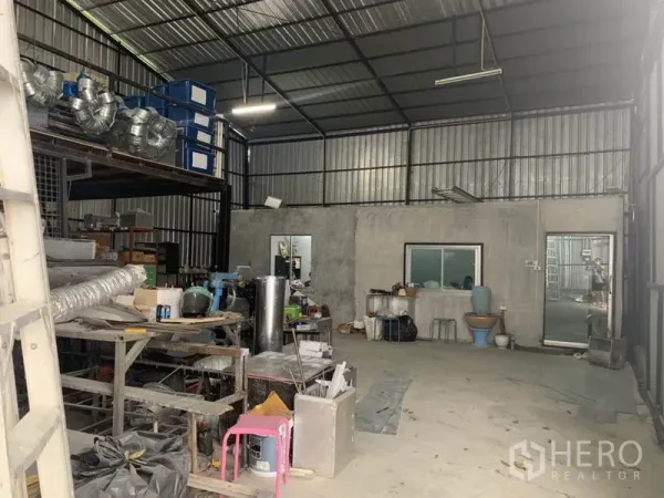 คลังสินค้า ให้เช่าในBang Kapi, Bangkok - พื้นที่โล่งของโกดัง พื้นคอนกรีต ห้องออฟฟิศและชั้นลอย