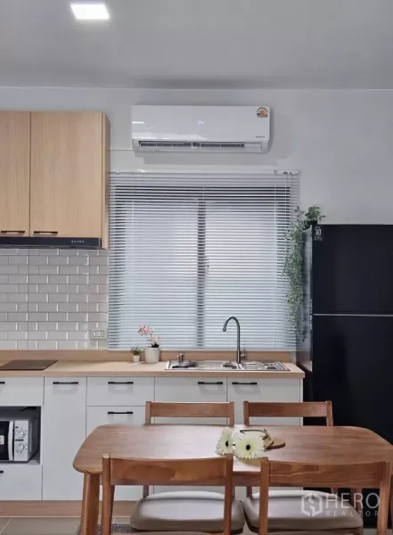 ทาวน์เฮาส์ ให้เช่าในBang Phli, Samut Prakan - พื้นที่ทานอาหารโต๊ะไม้ 4 ที่นั่ง มีเตา ทำบิลต์อิน และเครื่องปรับอากาศ.