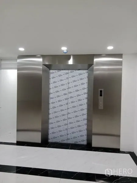 Home Office for rent or sale in Wang Thonglang, Bangkok - Stainless steel passenger elevator in the lobby.