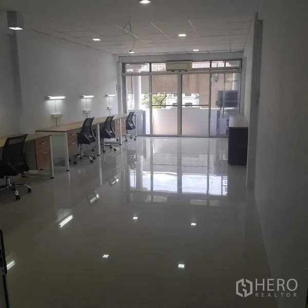 สำนักงานที่บ้าน ให้เช่าหรือขายในSuan Luang, Bangkok - ห้องทำงานยาวสว่างพร้อมหลายเวิร์กสเตชันและประตูระเบียงบานเลื่อน