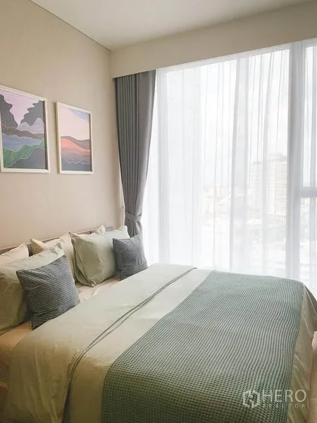 คอนโด ขายในKhlong Toei, Bangkok - ห้องนอนแสงธรรมชาติ เตียงควีนส์ไซซ์ และหน้าต่างเต็มบานพร้อมผ้าม่านโปร่ง