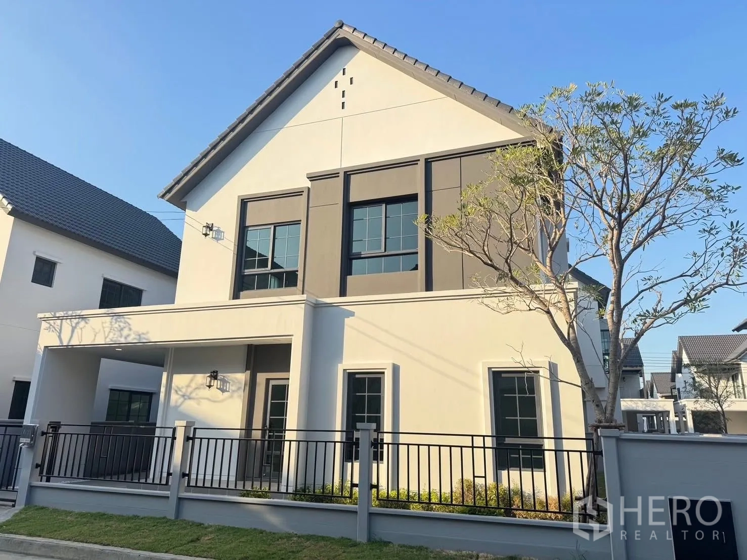 Detached House for rent in Bang Phli, Samut Prakan - Modern two‑storey detached house exterior with gated fence and small lawn.