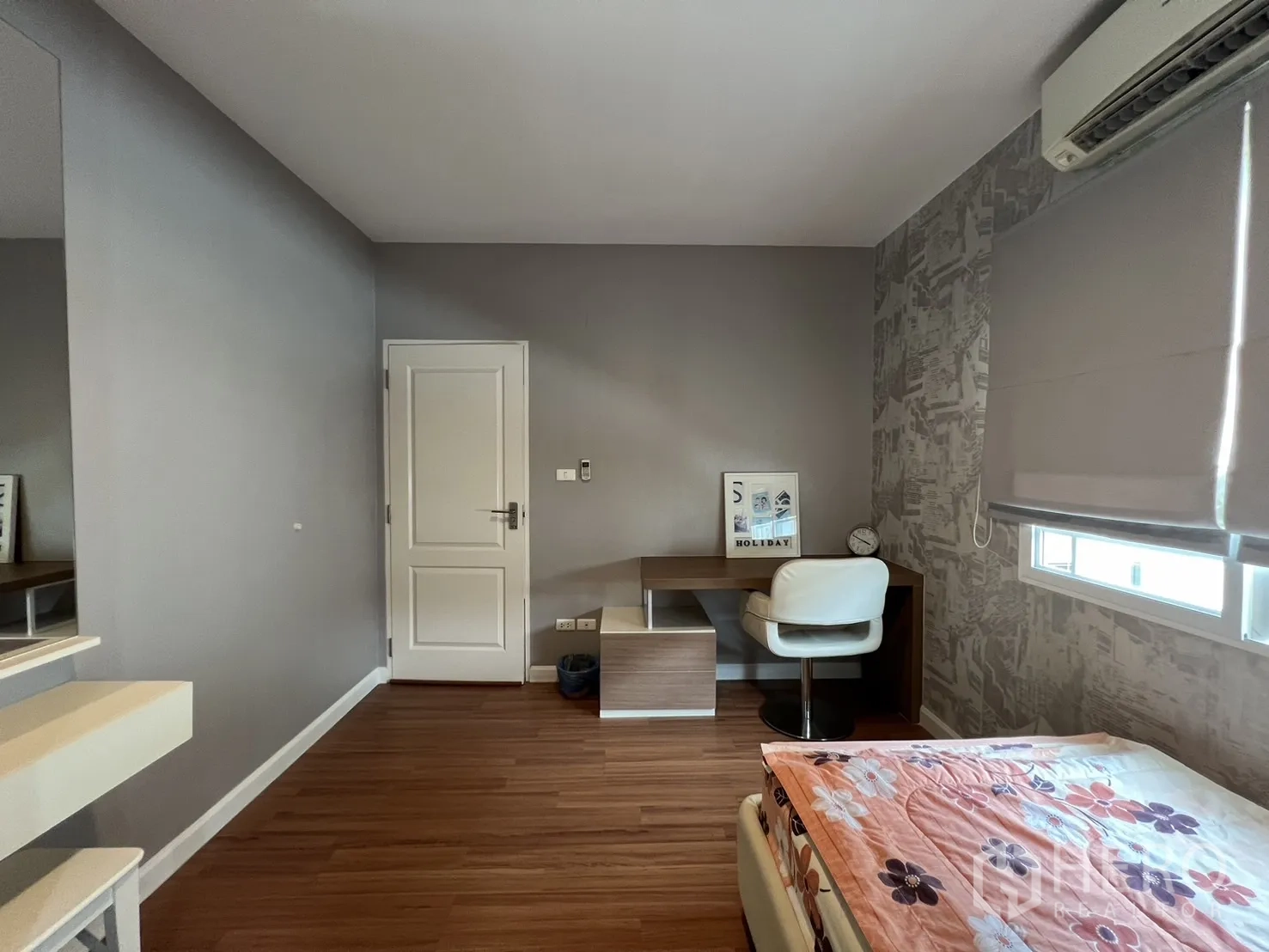 Detached House for rent in Bang Kapi, Bangkok - Second bedroom view showing desk area, door and natural light.