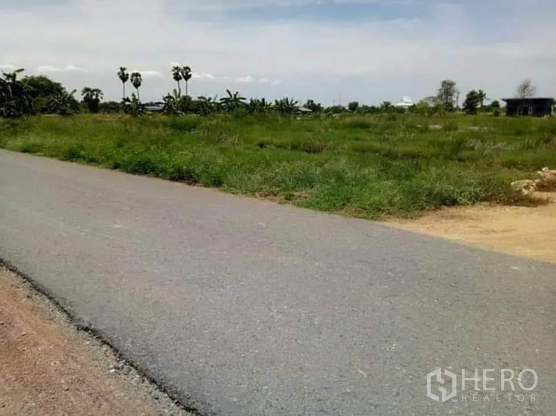 ที่ดิน ขายในBan Pho, Chachoengsao - ถนนลาดยางด้านหน้าแปลง ติดพื้นที่หญ้าเขียว เข้าถึงสะดวก