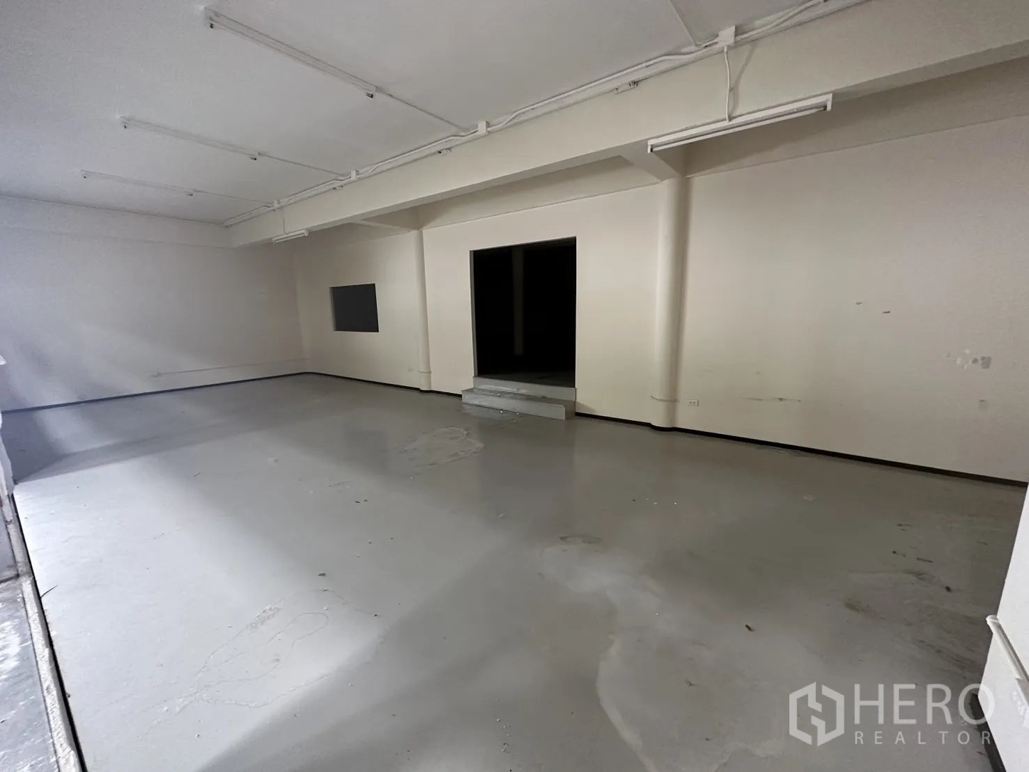 货栈 出租在Suan Luang, Bangkok - 大型灵活工作区，亮面地坪与日光灯。