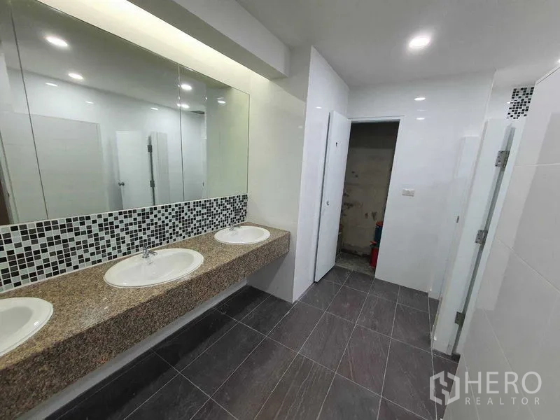 สำนักงาน ให้เช่าในDin Daeng, Bangkok - ห้องน้ำสำนักงานทันสมัย มีอ่างล้างมือสามจุด เคาน์เตอร์หินแกรนิต กระจกบานใหญ่ และกรอบโมเสก