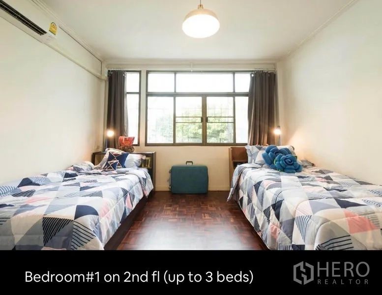 ทาวน์เฮาส์ ให้เช่าในKhlong Toei, Bangkok - ห้องนอนชั้นสองสว่างโปร่ง เตียงเดี่ยวสองเตียงและหน้าต่างบานกว้าง