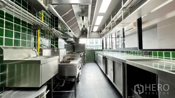 อาคารพาณิชย์ ให้เช่า - ครัวเชิงพาณิชย์สแตนเลสพร้อมฮูดดูดควัน ผนังกระเบื้องสีเขียว