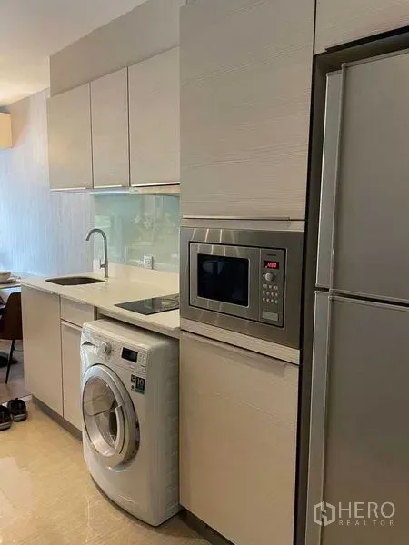 คอนโด ให้เช่าในWatthana, Bangkok - ครัวบิวท์อินขนาดกะทัดรัด พร้อมตู้เก็บของ อ่างล้างจาน ไมโครเวฟ เครื่องซักผ้า และตู้เย็น