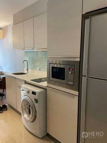 คอนโด ให้เช่าในWatthana, Bangkok - ครัวบิวท์อินขนาดกะทัดรัด พร้อมตู้เก็บของ อ่างล้างจาน ไมโครเวฟ เครื่องซักผ้า และตู้เย็น