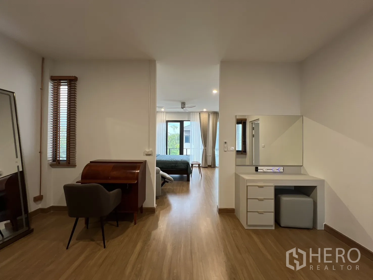 Detached House for rent in Prawet, Bangkok - Dressing area with vanity and view back to bedroom.