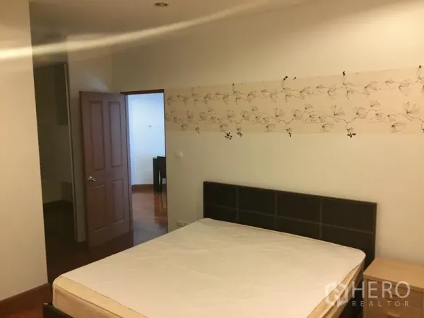 คอนโด ให้เช่าหรือขายในKhlong Toei, Bangkok - ห้องนอนหลัก เตียงคู่ หัวเตียง และวอลล์เปเปอร์ลายดอกไม้