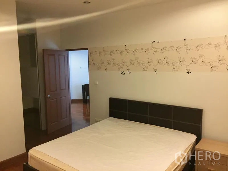 คอนโด ให้เช่าหรือขายในKhlong Toei, Bangkok - ห้องนอนหลัก เตียงคู่ หัวเตียง และวอลล์เปเปอร์ลายดอกไม้