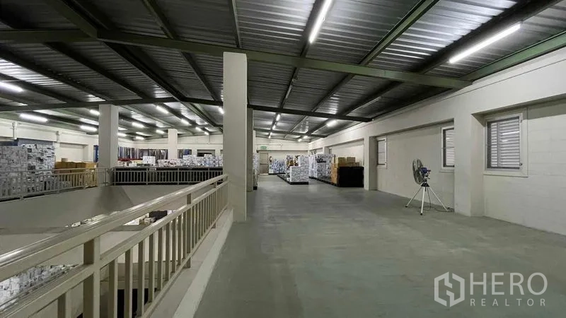 คลังสินค้า ให้เช่าหรือขายในBangkok Yai, Bangkok - ชั้นลอยเก็บของกว้าง หลังคาเมทัลชีท และไฟสว่างทั่วพื้นที่