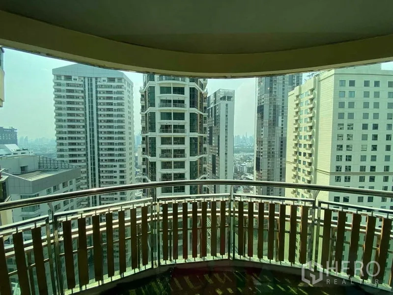 คอนโด ให้เช่าในKhlong Toei, Bangkok - ระเบียงโค้งมองเห็นวิวสกายไลน์ย่านใจกลางกรุงเทพฯ