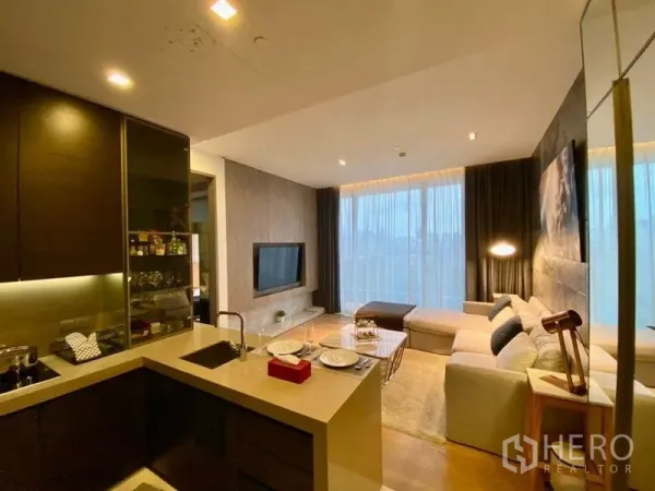 公寓 出租或出售在Bang Rak, Bangkok - 紧凑厨房带吧台，连接明亮客厅与阳台