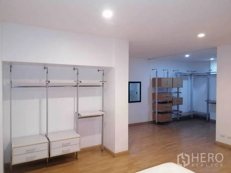 Townhouse for rent in Wang Thonglang, Bangkok - Expansive wardrobe room with shelving, drawers and hanging rails.