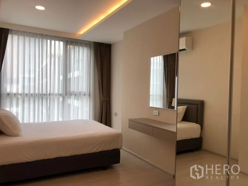 公寓 出售在Khlong Toei, Bangkok - 第二卧室带大窗、镜面衣柜与悬浮书桌