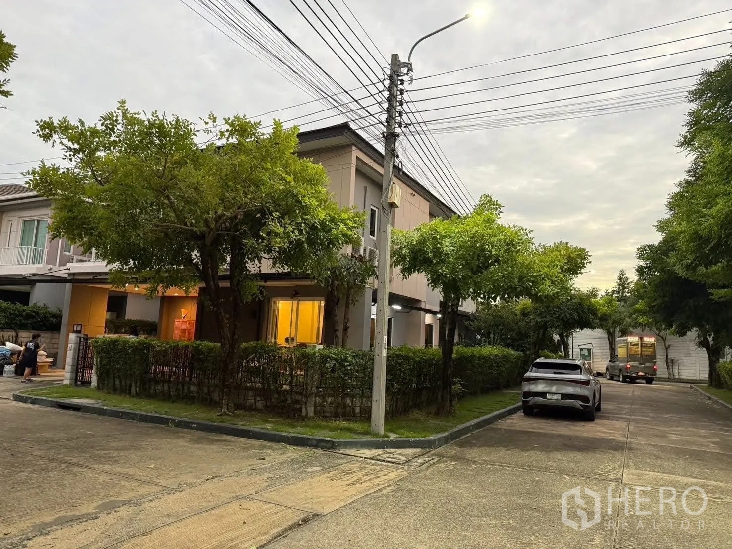 Detached House for rent in Bang Na, Bangkok - Corner view of the detached house on a quiet tree-lined residential street.