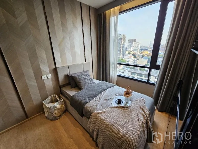 คอนโด ให้เช่า - ห้องนอนที่สอง เตียงเดี่ยวติดหน้าต่างพร้อมวิวเมือง