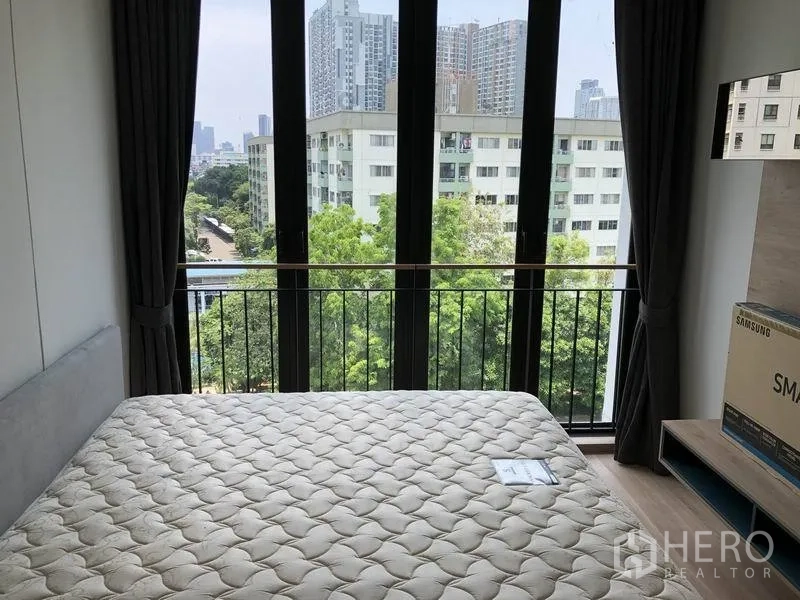 คอนโด ให้เช่าในWatthana, Bangkok - ห้องนอนมาสเตอร์พร้อมหน้าต่างสูงจรดเพดาน มองวิวต้นไม้และคลองกับตึกเมือง