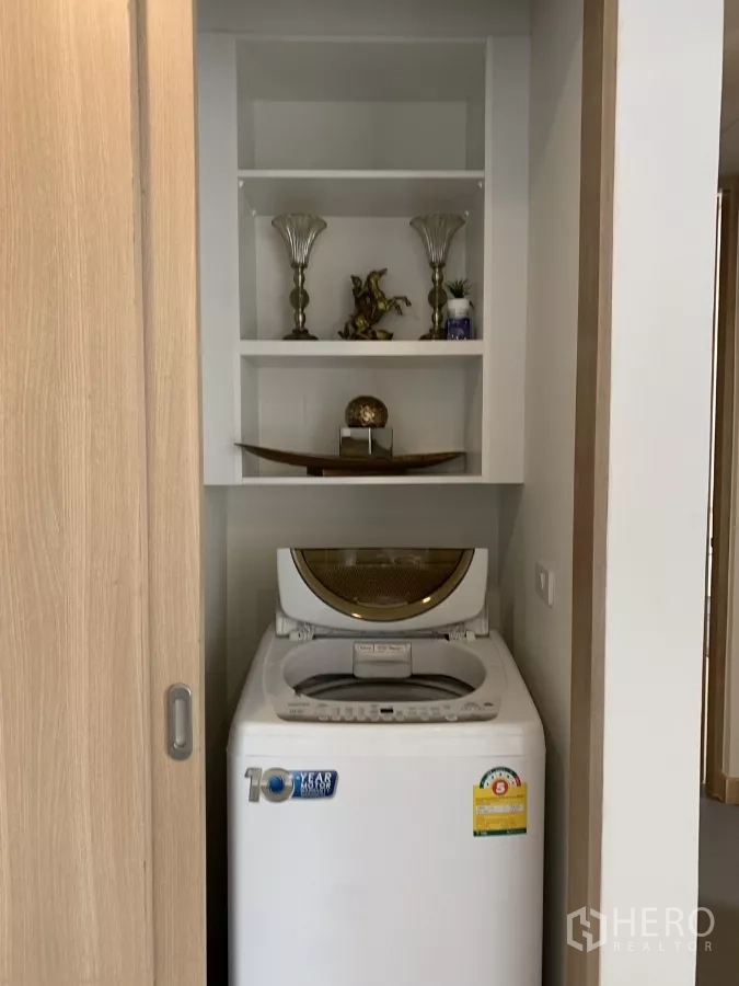 公寓 出租在Watthana, Bangkok - 内置收纳柜与上开式洗衣机