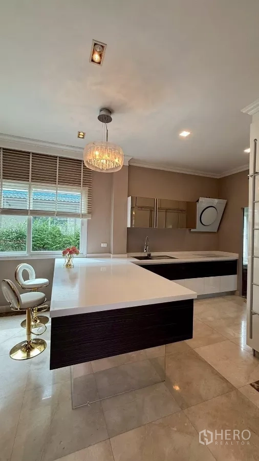 Detached House for rent or sale in Bang Phli, Samut Prakan - Modern kitchen with large white island, built‑in hob and ample storage