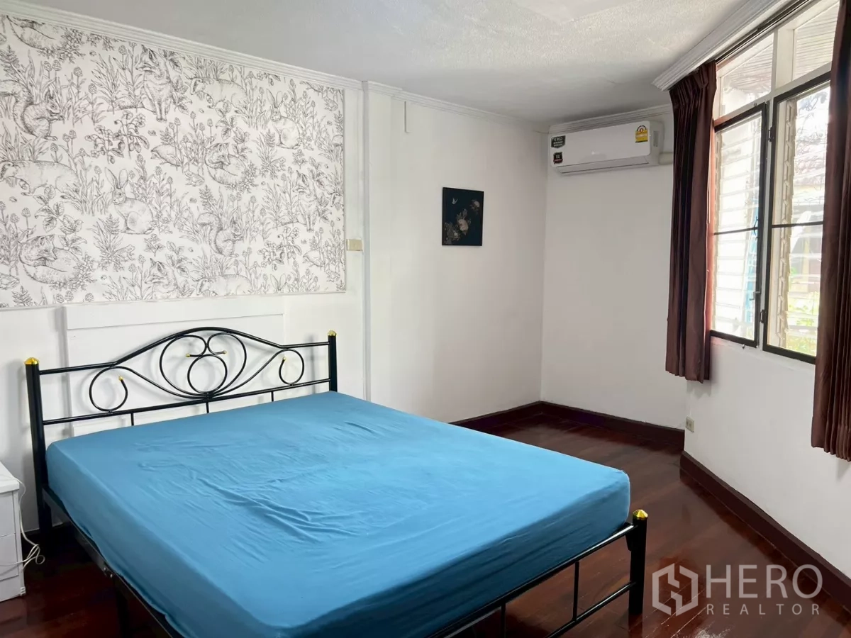 Home Office for rent in Watthana, Bangkok - Another angle of the same bedroom showing AC and natural light.