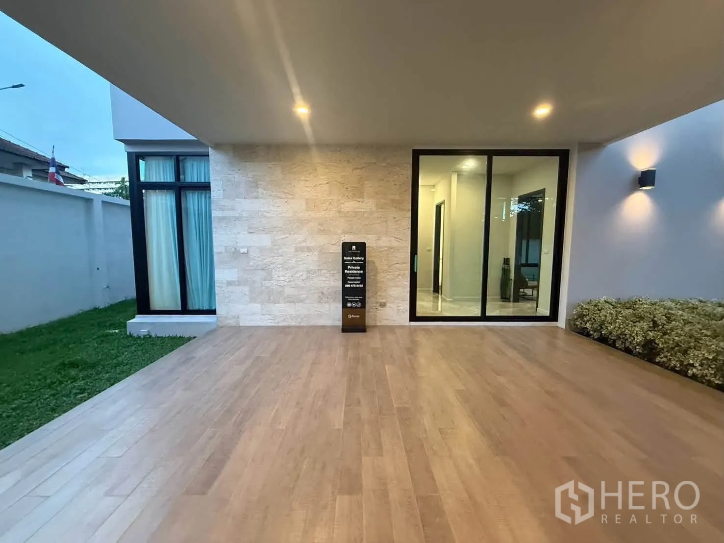 บ้านเดี่ยว for rent in Bang Khen, Bangkok - โถงจอดรถมีหลังคาพื้นลายไม้และผนังหินตกแต่ง