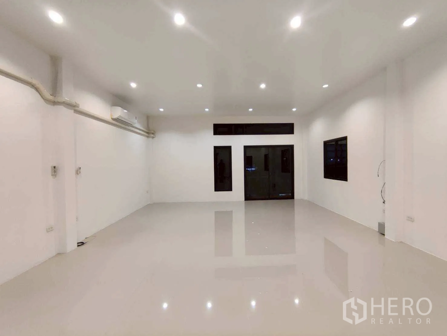 โกดัง for rent in Lam Luk Ka, Pathum Thani - โถงสำนักงานพร้อมประตูกระจกและพื้นกระเบื้องมันเงา.