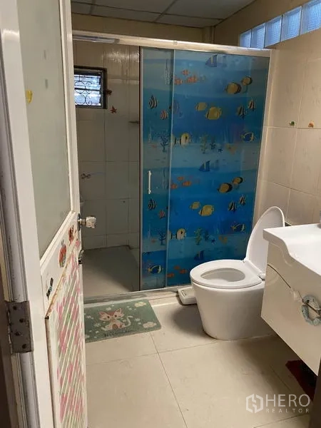 联排别墅 出租在Lat Phrao, Bangkok - 浴室配玻璃淋浴间、马桶与洗手台