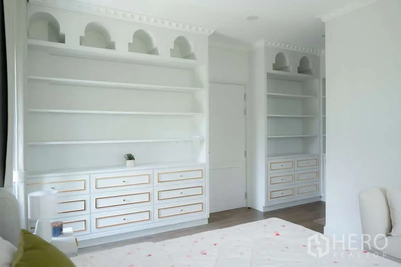 บ้าน ให้เช่าหรือขายในSaphan Sung, Bangkok - ชั้นและลิ้นชักบิวท์อินสีขาวสำหรับเก็บของในห้องนอน