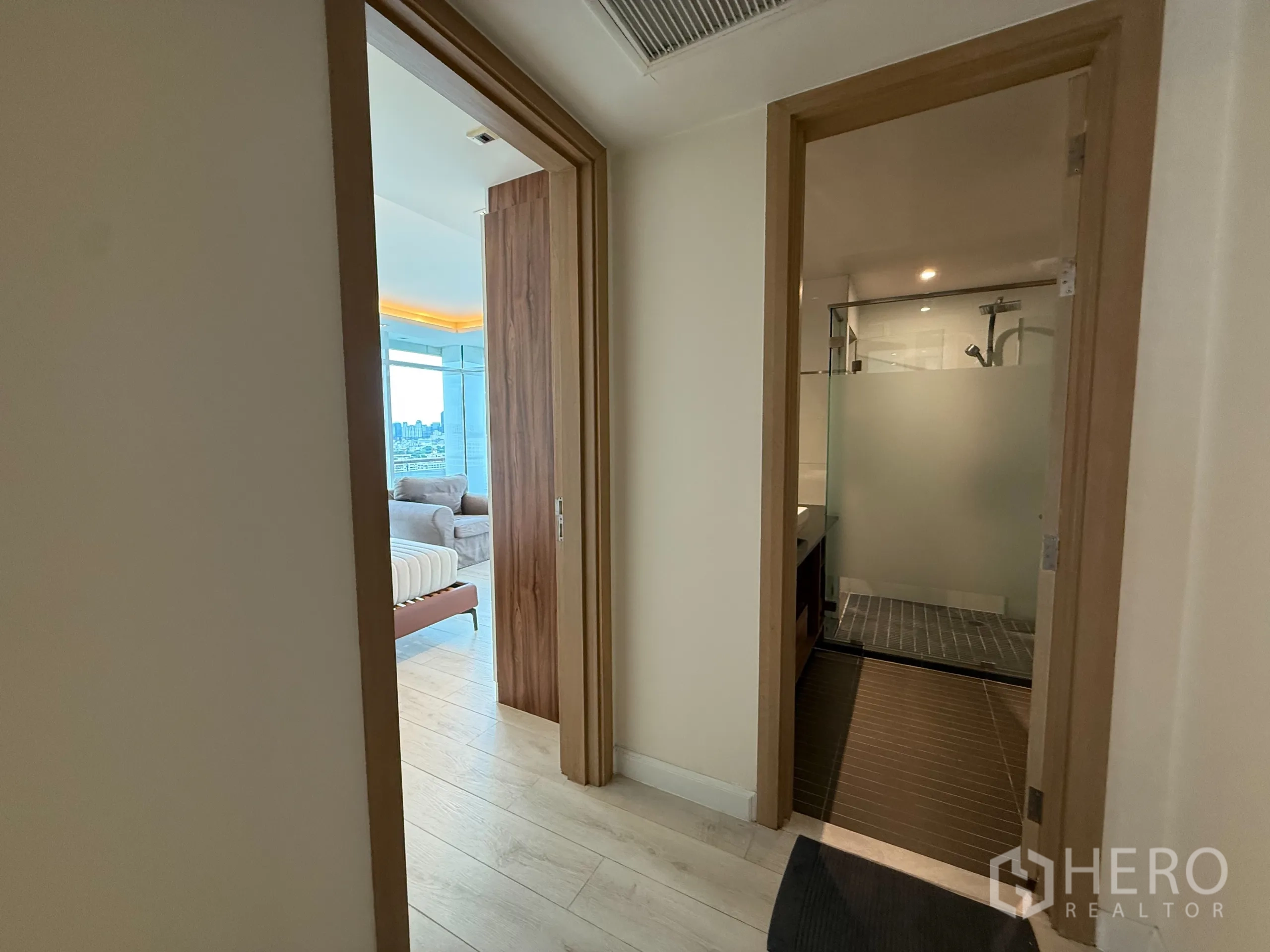 คอนโด ให้เช่าในPhaya Thai, Bangkok - โถงทางเดินพื้นไม้สีอ่อน เชื่อมไปยังห้องนอนและห้องน้ำ