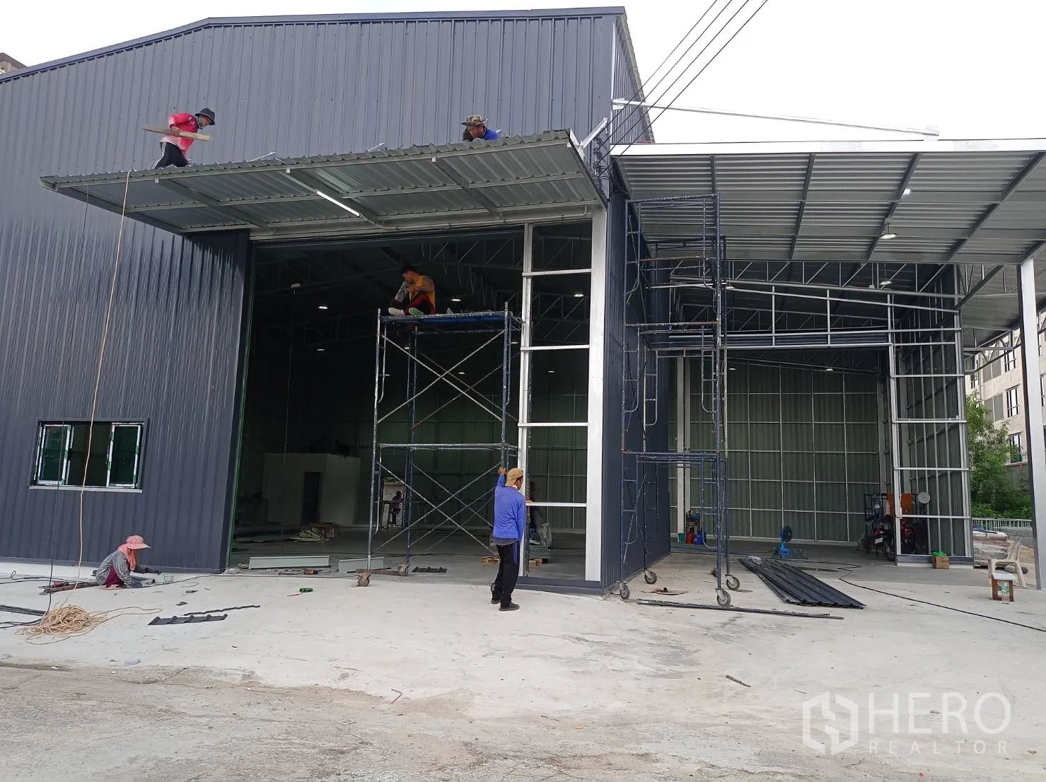 คลังสินค้า ให้เช่าในBang Kapi, Bangkok - ทางเข้าโกดังช่องเปิดสูง พร้อมโครงกันสาดพื้นที่โหลดของ