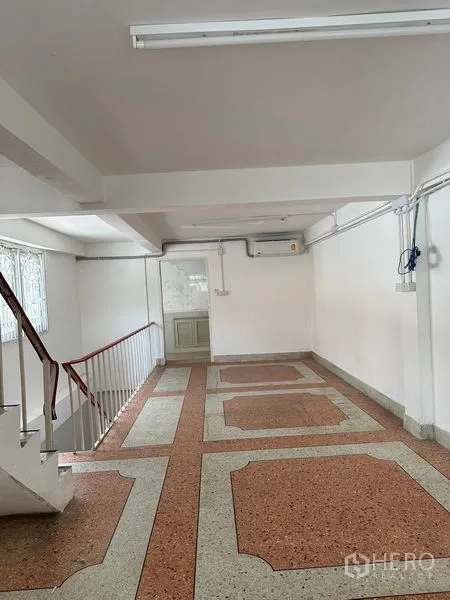 อาคารพาณิชย์ ให้เช่าในBangkok - ชั้นบนแบบเปิดโล่ง พื้นหินขัด พร้อมบันไดทางขึ้น.