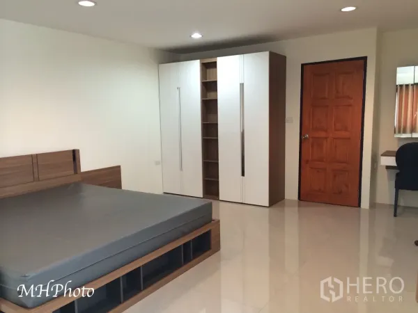 คอนโด ให้เช่าในWatthana, Bangkok - ห้องนอนขนาดใหญ่ เตียงบิวท์อิน ตู้เสื้อผ้า และพื้นกระเบื้องเงา