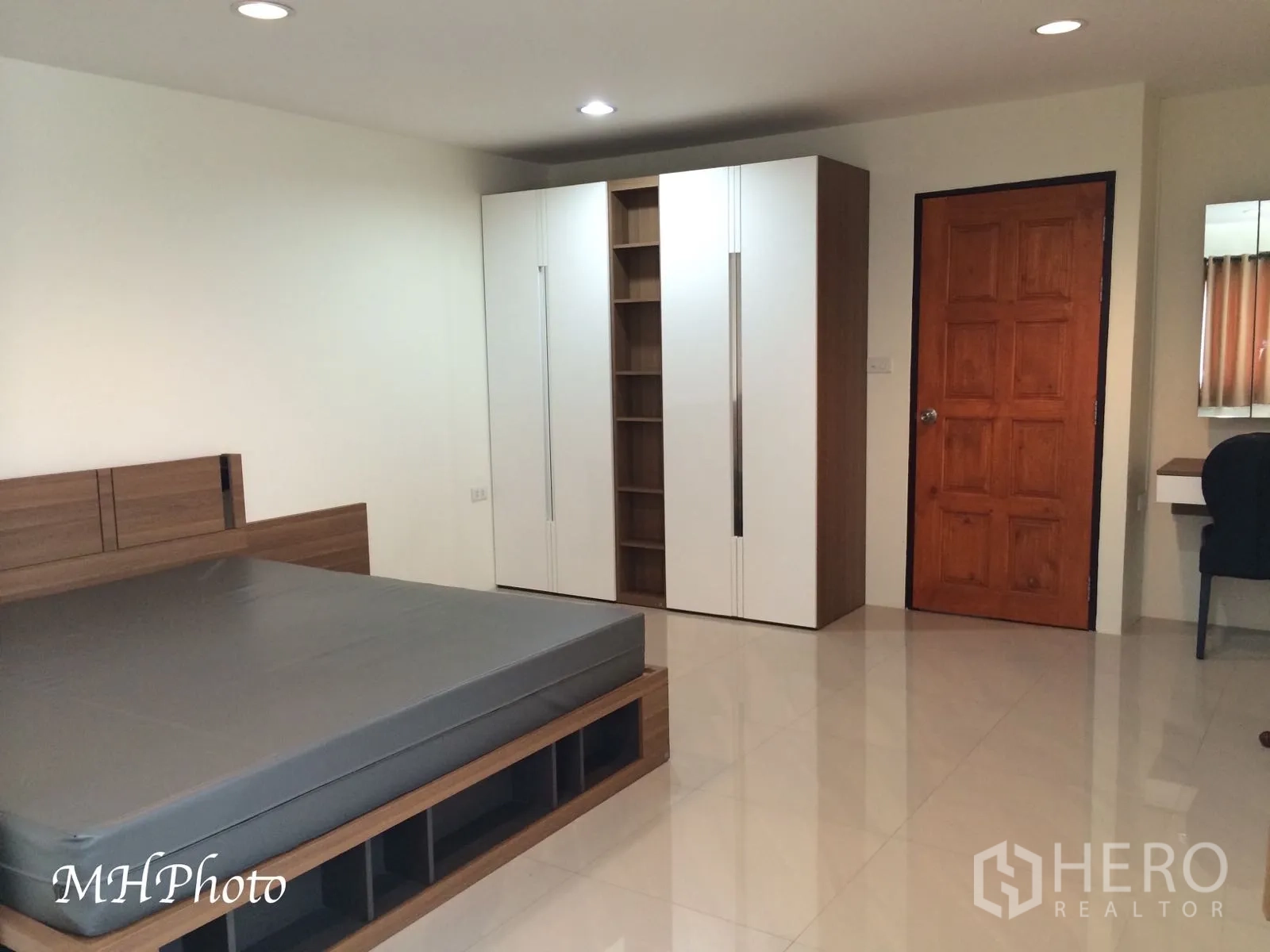 คอนโด ให้เช่าในWatthana, Bangkok - ห้องนอนขนาดใหญ่ เตียงบิวท์อิน ตู้เสื้อผ้า และพื้นกระเบื้องเงา