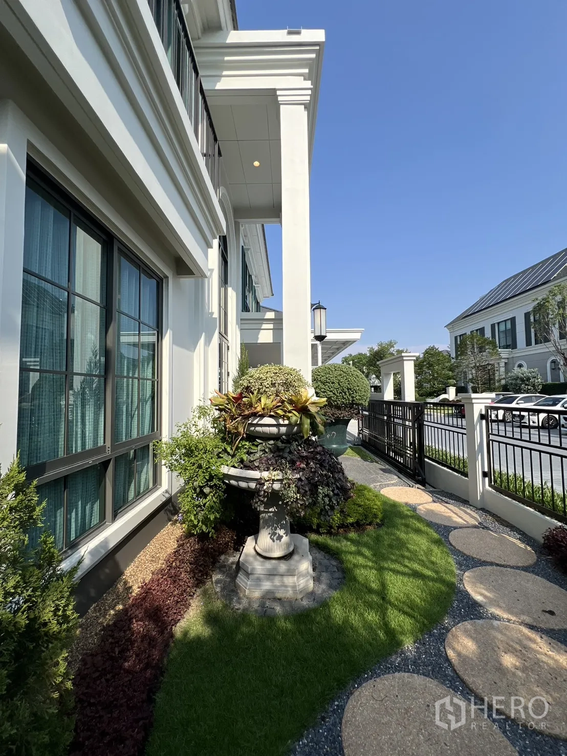 บ้านเดี่ยว for rent in Bang Phli, Samut Prakan - สวนหน้าบ้านสนามหญ้า ทางเดินแผ่นทาง และรายละเอียดด้านหน้าบ้านสีขาว