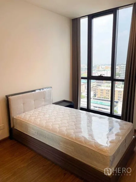 คอนโด ขายในWatthana, Bangkok - ห้องนอนขนาดกะทัดรัด เตียงเดี่ยวติดหน้าต่างสูง มองเห็นวิวเมือง