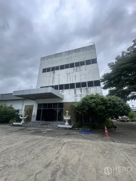 工厂 出售在Lat Krabang, Bangkok - 三层厂房办公楼正面，带雨棚与车道。