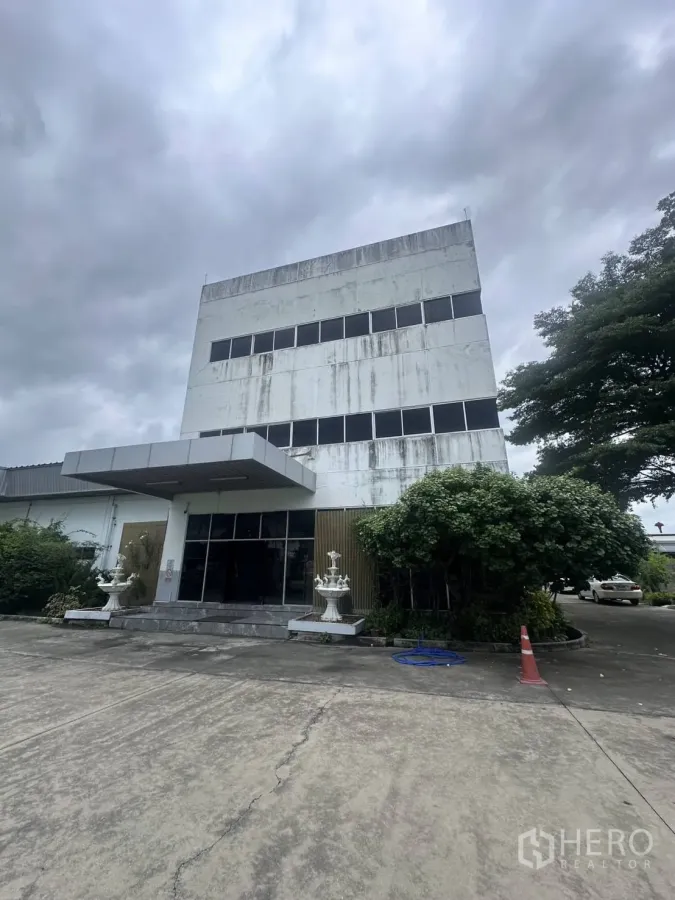 โรงงาน ขายในLat Krabang, Bangkok - มุมมองด้านหน้าสำนักงานโรงงาน 3 ชั้น มีกันสาดและลานจอดรถ
