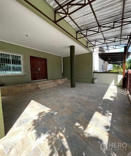 สำนักงานที่บ้าน ให้เช่าหรือขายในMin Buri, Bangkok - เฉลียงและที่จอดรถหน้าบ้านแบบมีหลังคา พื้นกระเบื้อง เสาพร้อมประตูไม้คู่