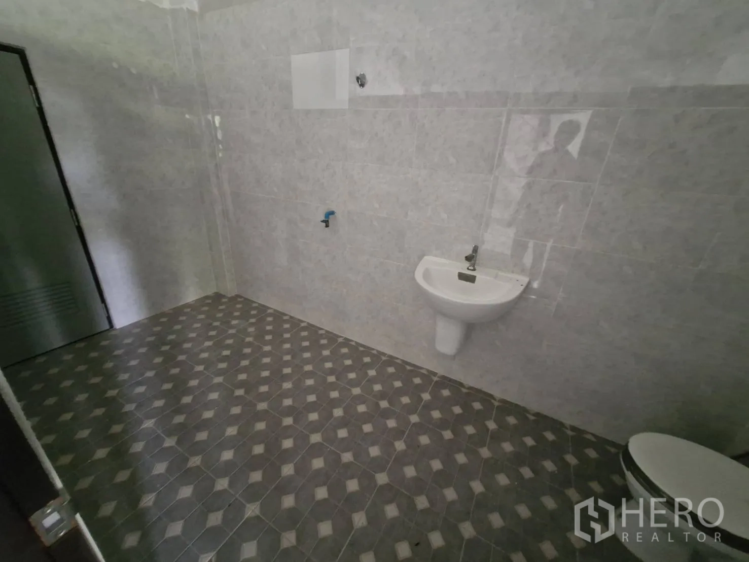 อาคารพาณิชย์ ให้เช่าในYan Nawa, Bangkok - ห้องน้ำปูกระเบื้อง พร้อมอ่างล้างมือและโถสุขภัณฑ์