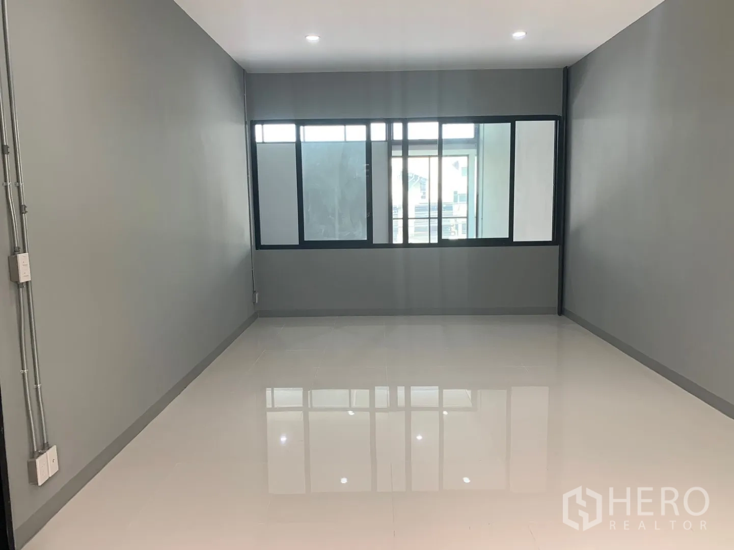 โกดัง for rent in Bang Phli, Samut Prakan - ห้องออฟฟิศปิดทึบ มีหน้าต่างและพื้นกระเบื้อง
