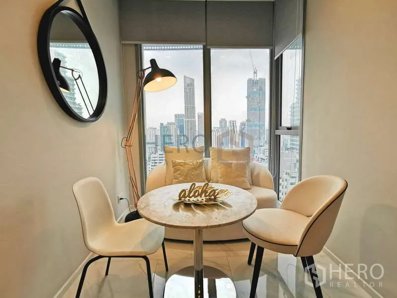 คอนโด ให้เช่า - มุมรับประทานอาหารติดกระจกมุมอาคาร โต๊ะกลม วิวเมือง