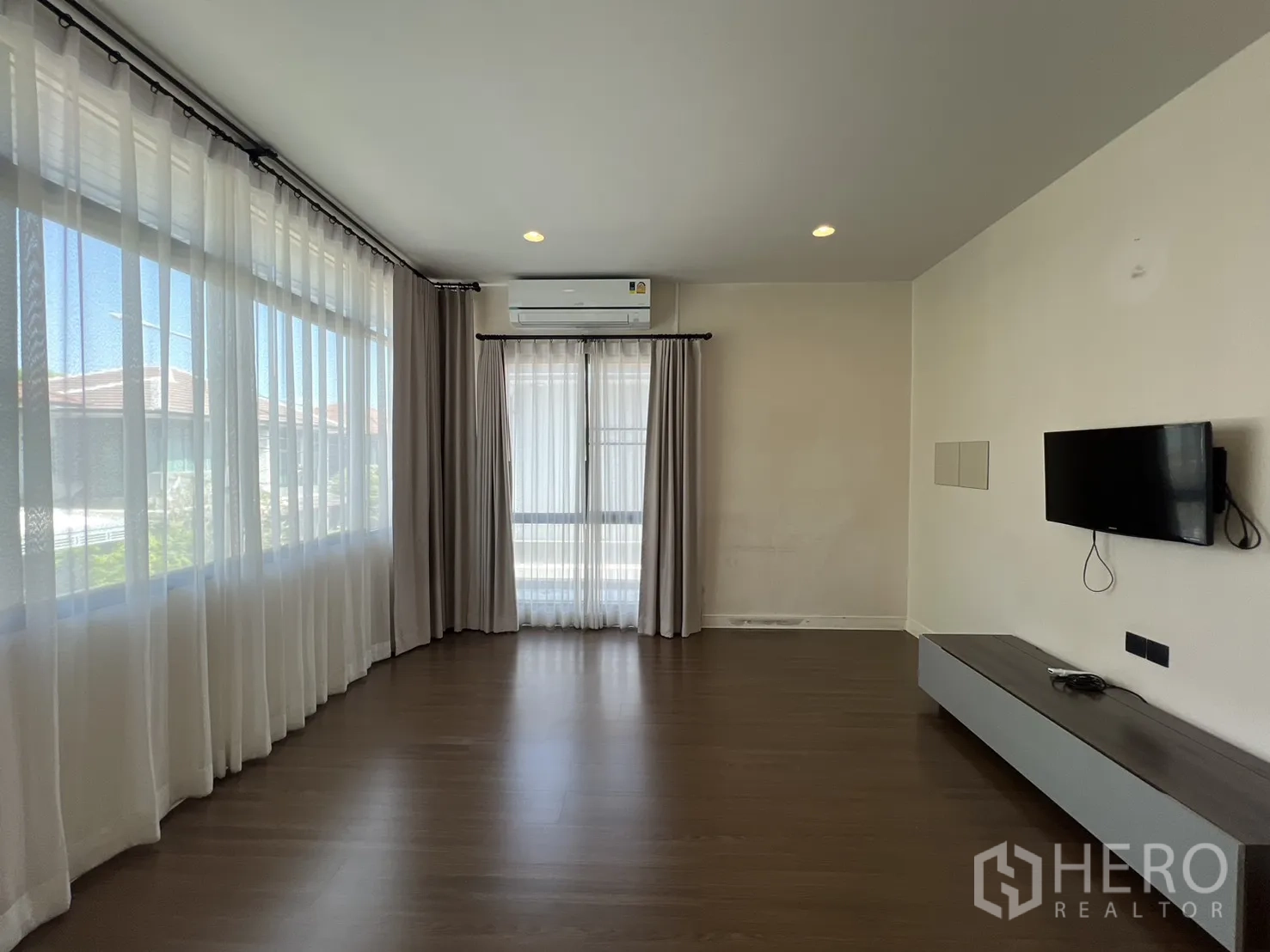 独立式住宅 出售在Bang Kapi, Bangkok - 侧面服务庭院，采光顶、空调外机与水管。